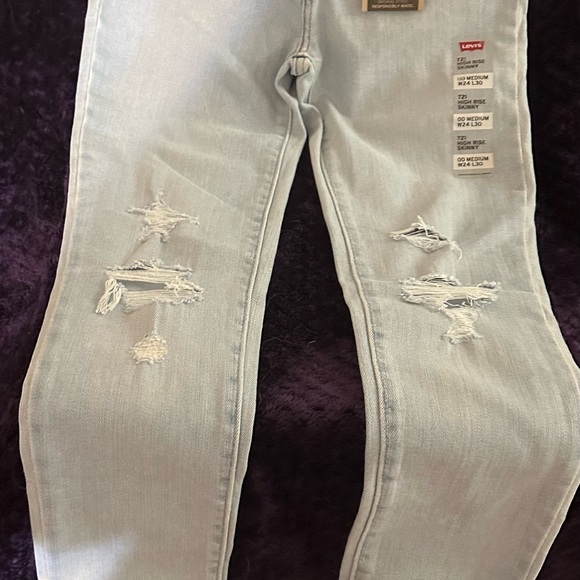 Levi NWT. Distressed skinny jeans. - Picture 4 of 6